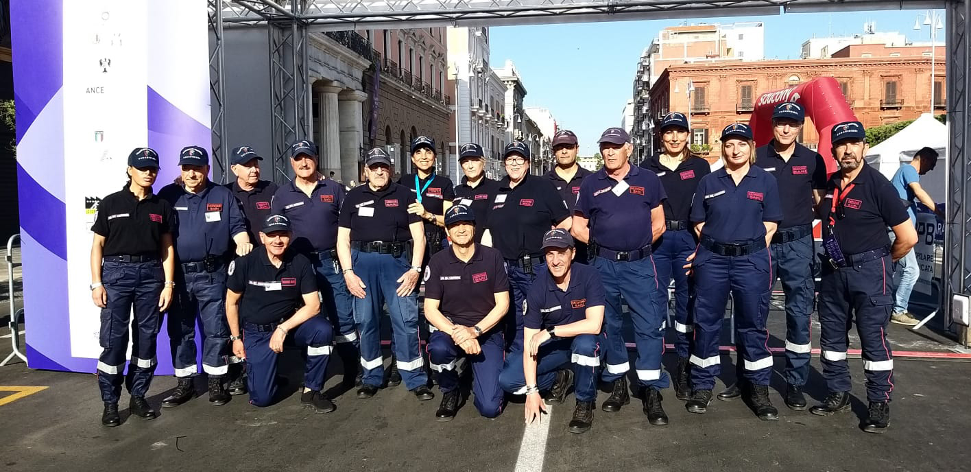 2022-05-22: uno squadrone di volontari in servizio alla Bari Med Marathon